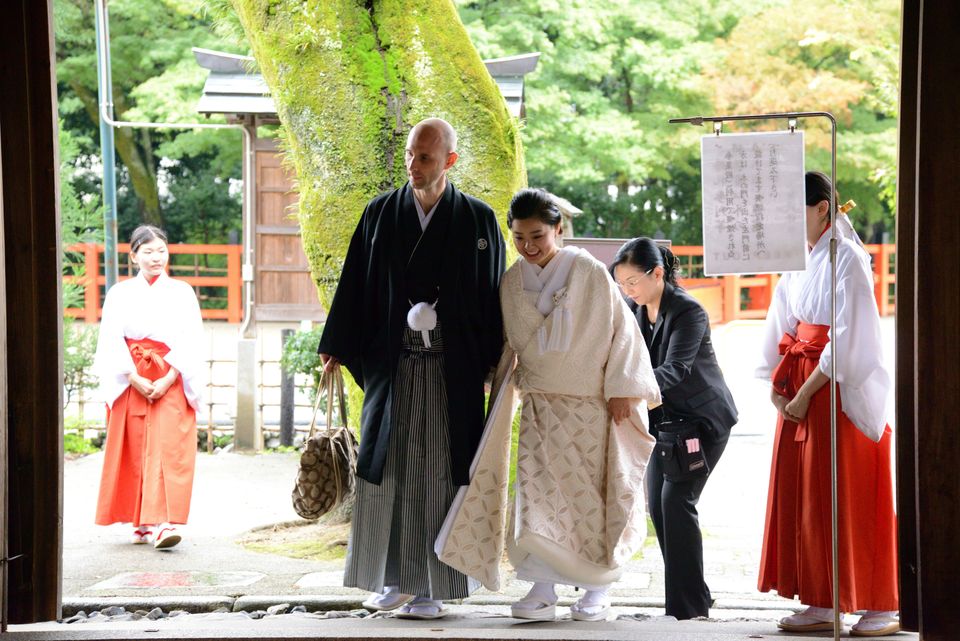 はれ女の私たちは、京都の神社で結婚式を開いてました。