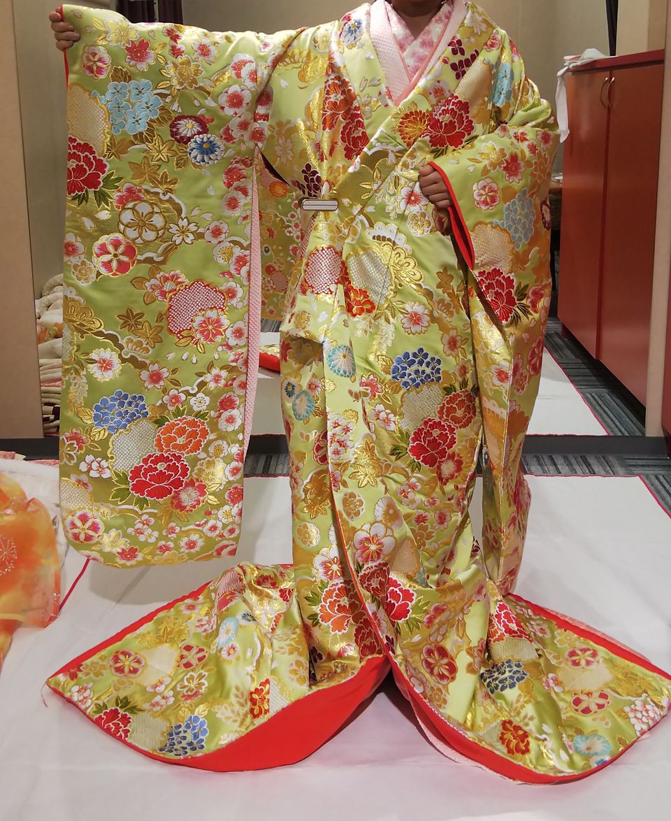 豪華な金色の色打掛