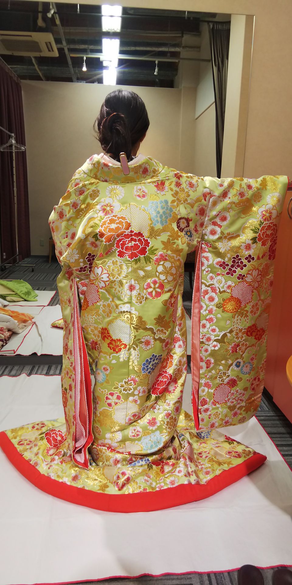 豪華な金色の色打掛