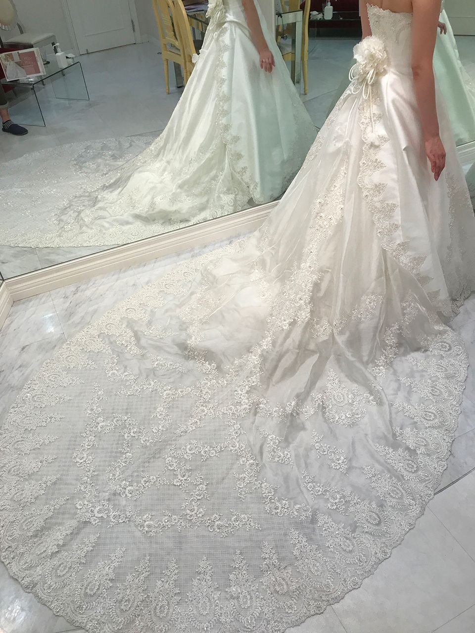 銀糸の入ったロングトレーンドレス♡