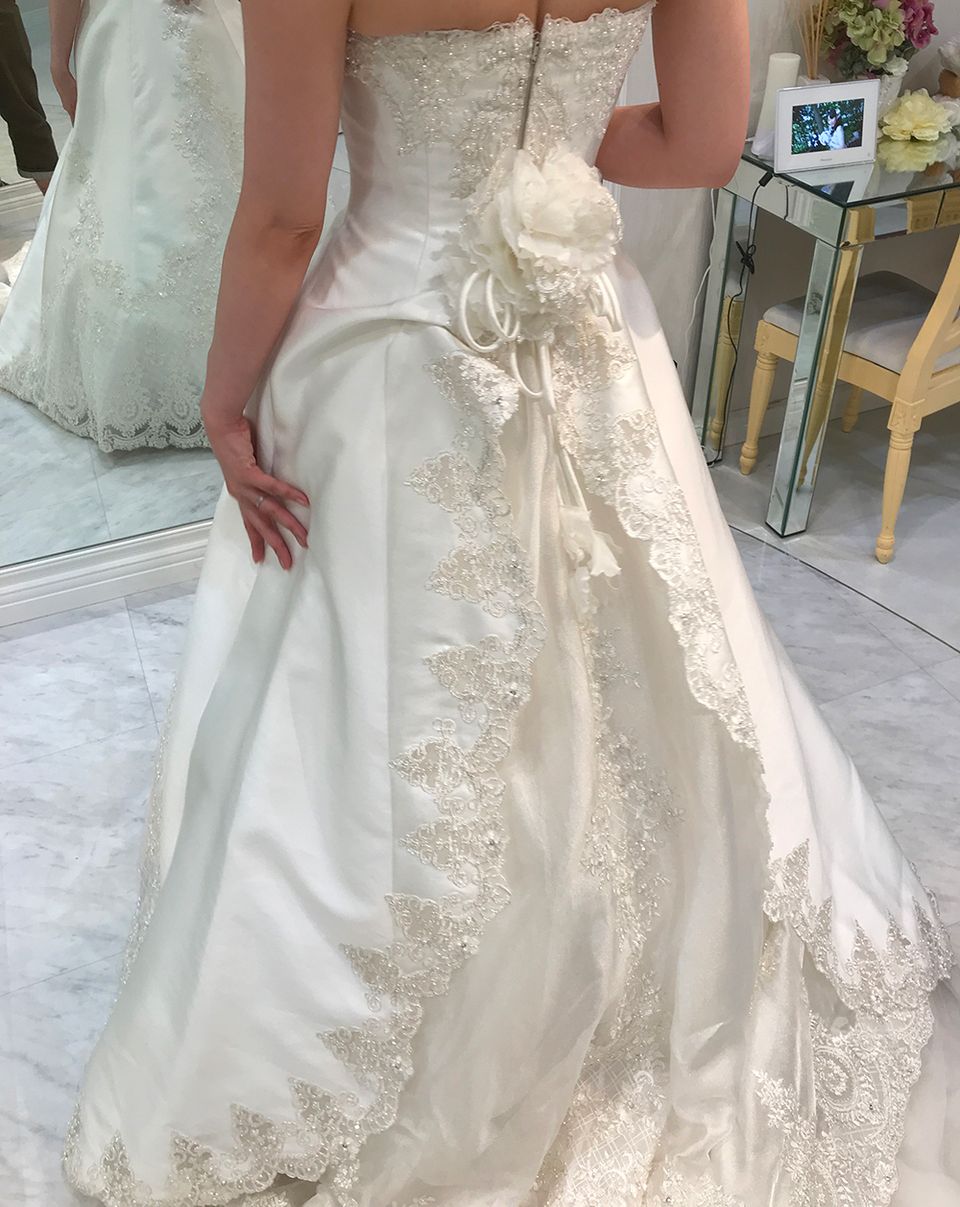 銀糸の入ったロングトレーンドレス♡