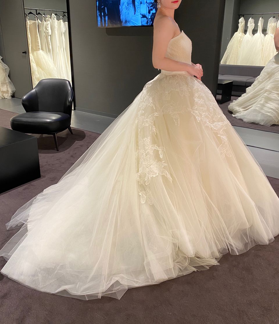 VeraWang LaLa。左右で印象が異なるスカートのデザインが特徴的