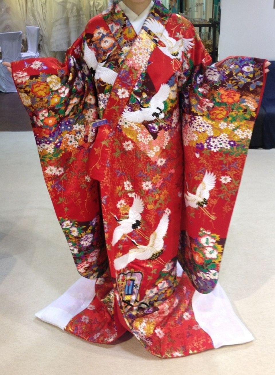 華やかなのに胸元のデザインが落ち着いた雰囲気
