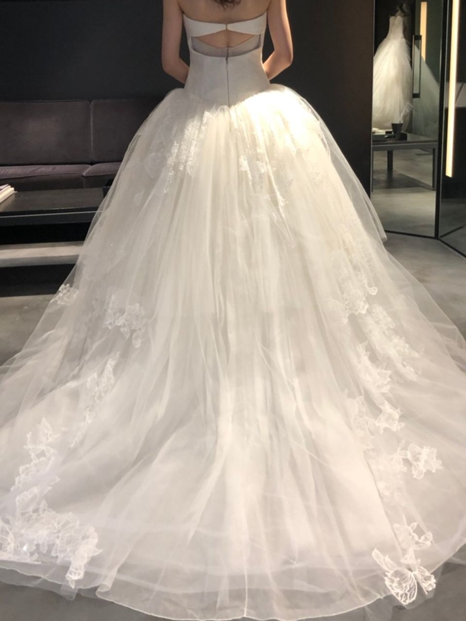 【VERAWANG】Lisbeth ウェディングドレス VERA WANG Lisbeth。胸元のレースとチュールに所々付いている
