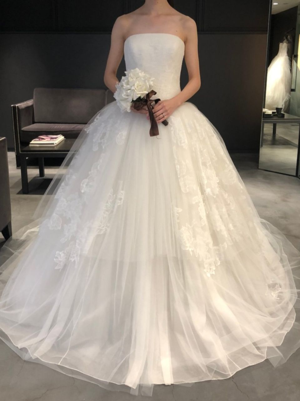 VERA WANG LISBETH ウェディングドレス VERA WANG Lisbeth。胸元のレースとチュールに所々付いている