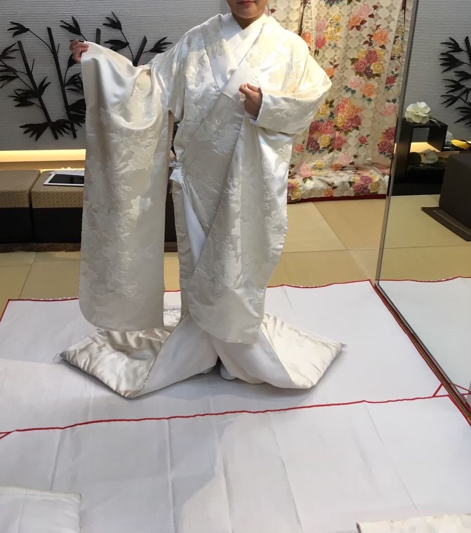 パールと刺繍が素敵な白無垢