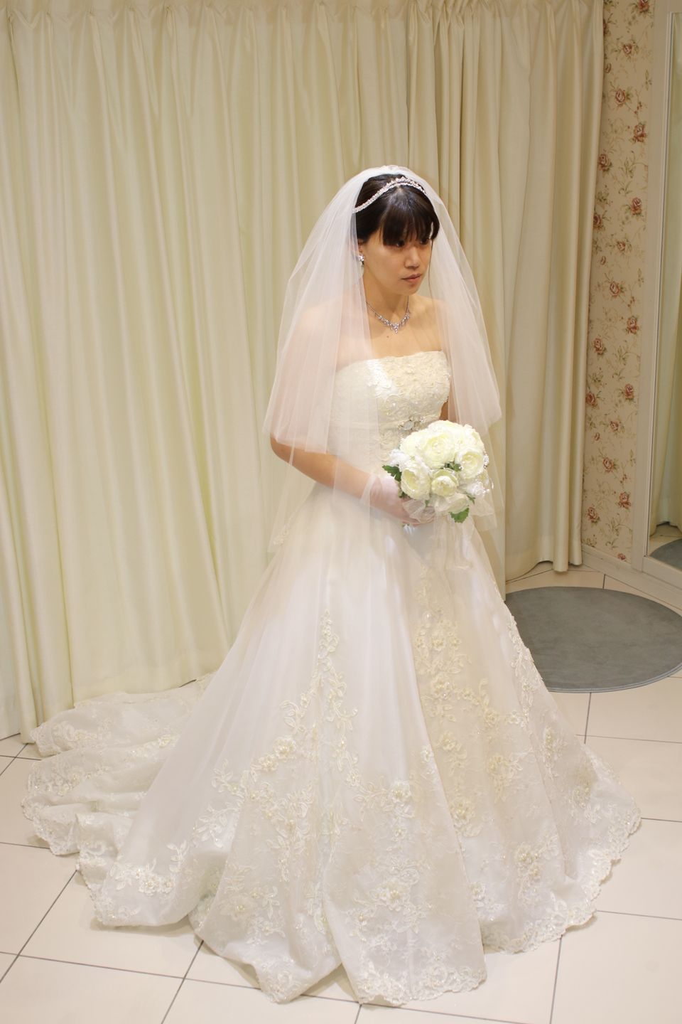 胸元の飾りつけに惹かれて