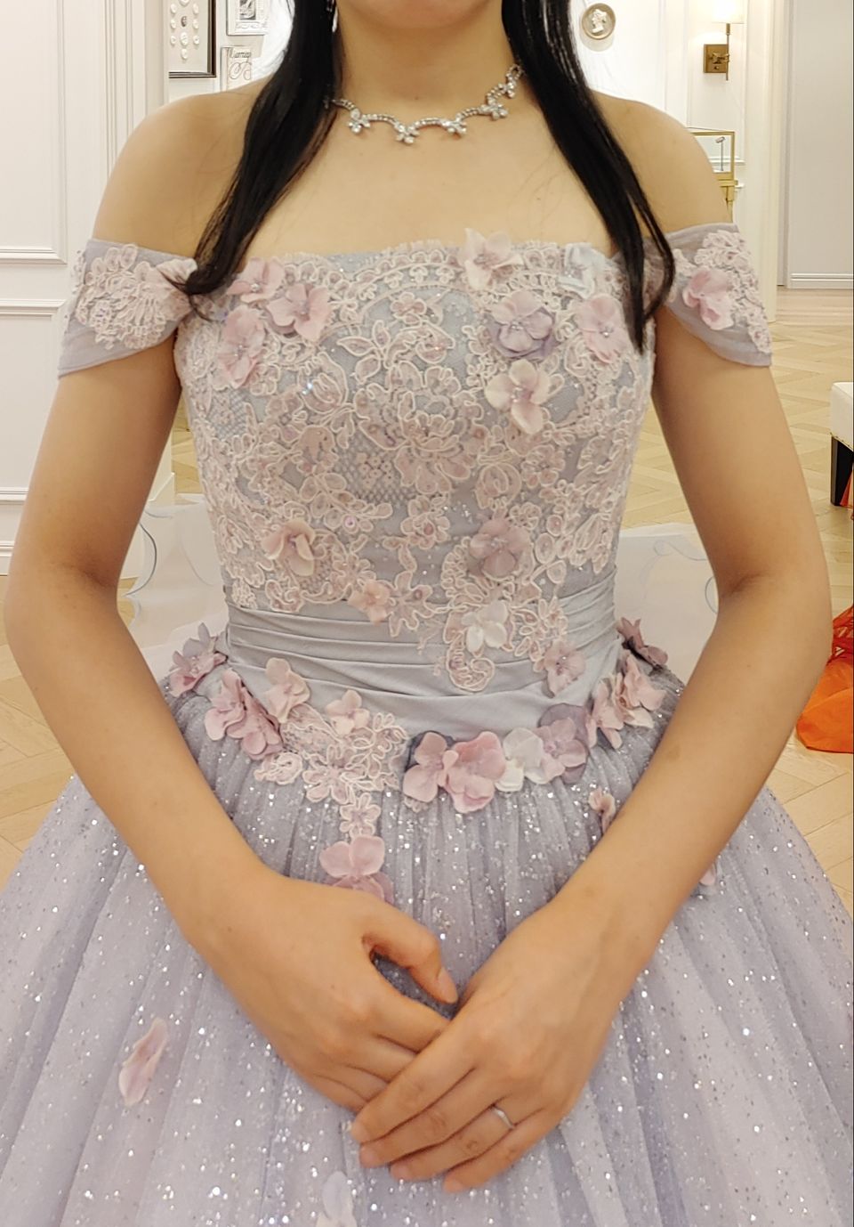 ブルーグレーとキラキラが大人可愛いドレス