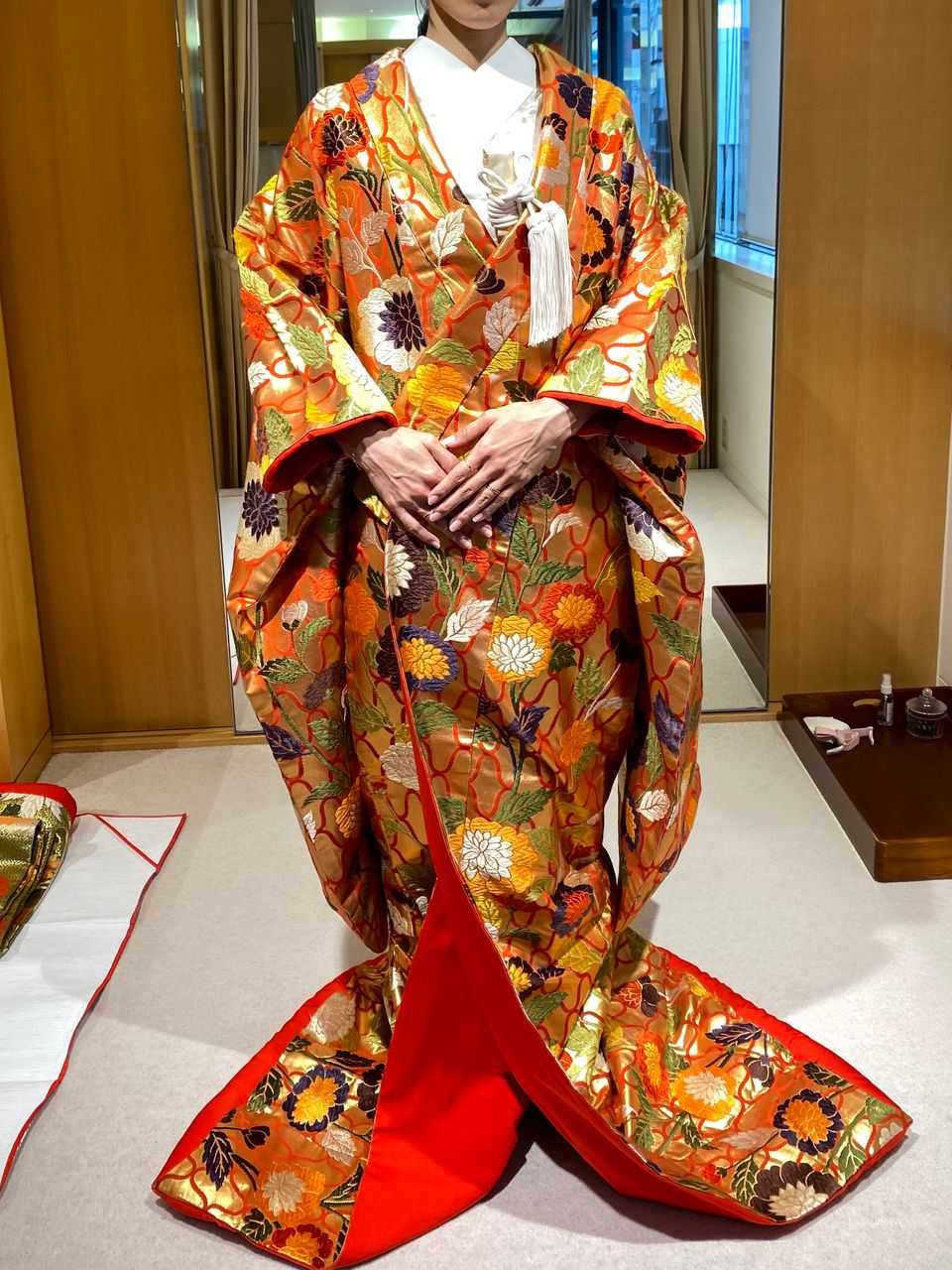 顔が明るく見えるゴージャスなオレンジの打ち掛け