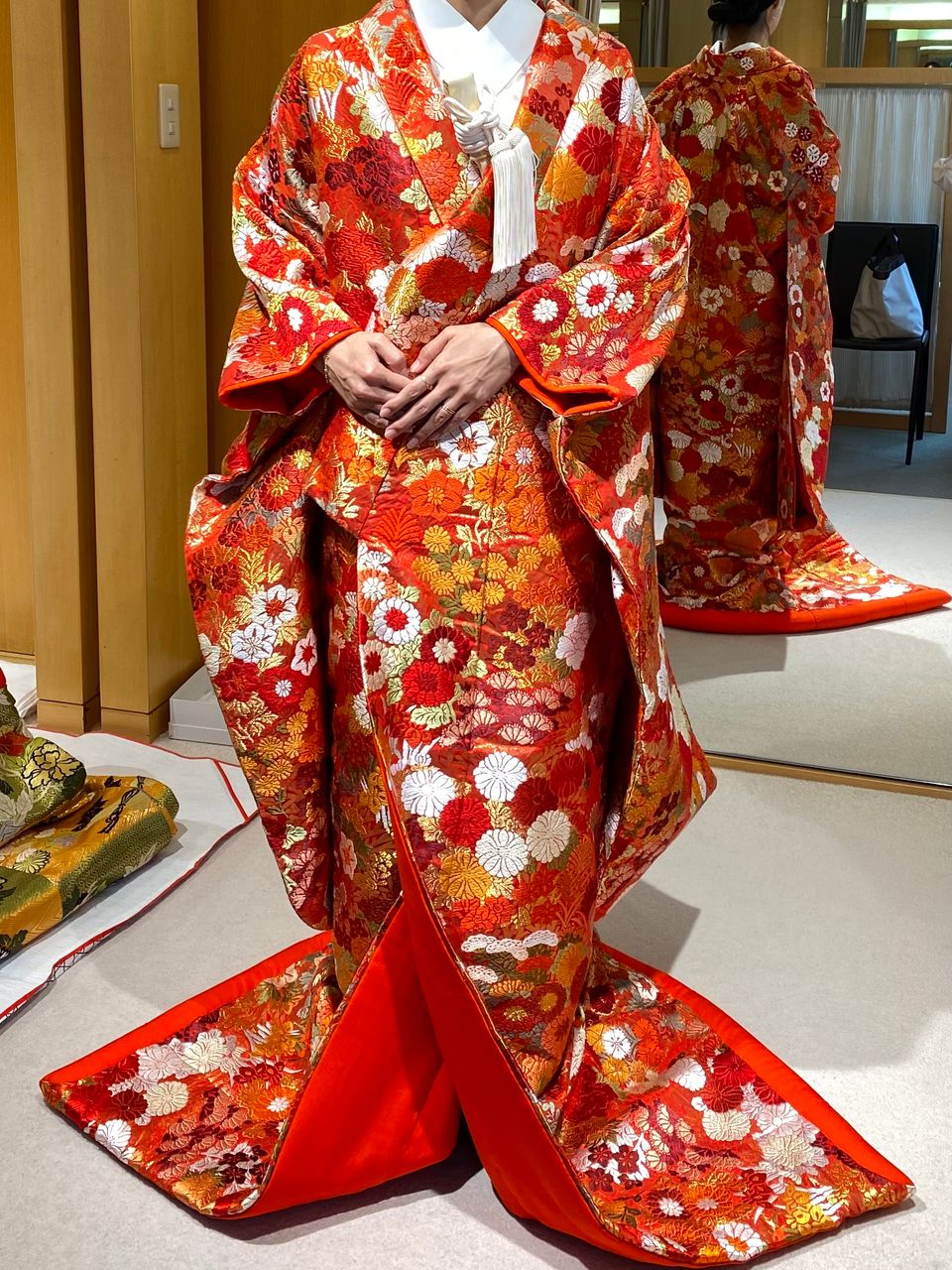 小花柄の赤い色打掛。小花柄が可愛らしい赤い色打掛です。色違い
