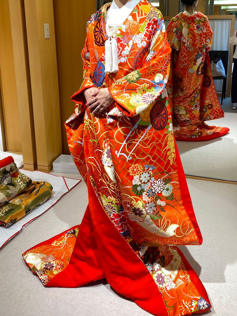 朱色ベースの豪華な色打掛