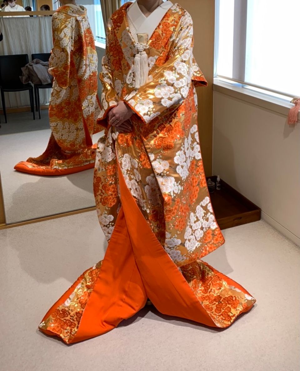 梅の花が刺繍された豪華な色打掛