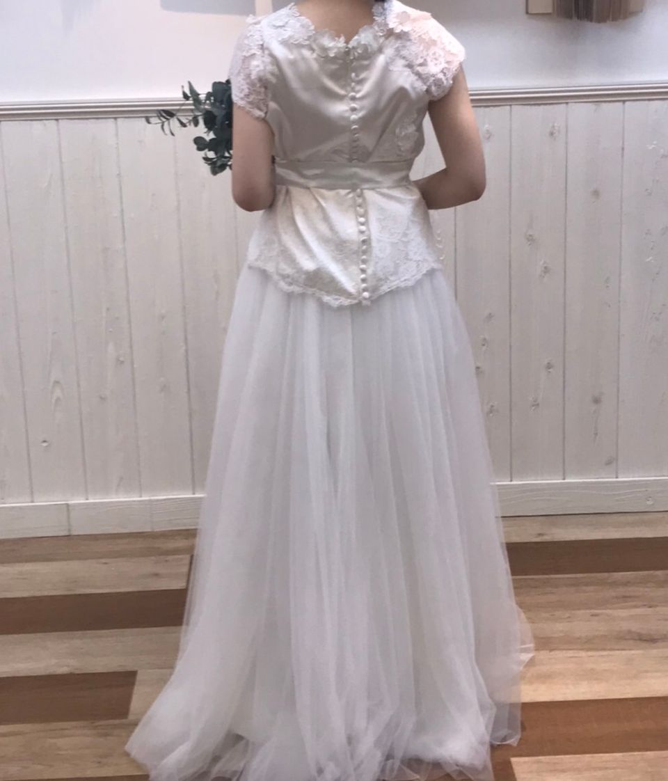 サテンのトップスとチュールのドレス