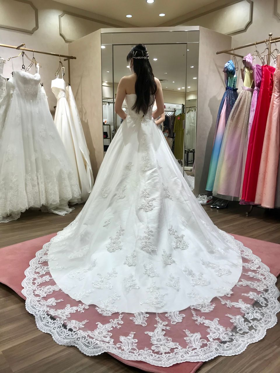 バックスタイルのレースがかわいいプリンセスライン