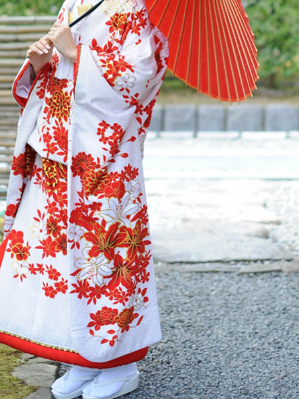 金銀紅白で結婚式二ふさわしい内掛