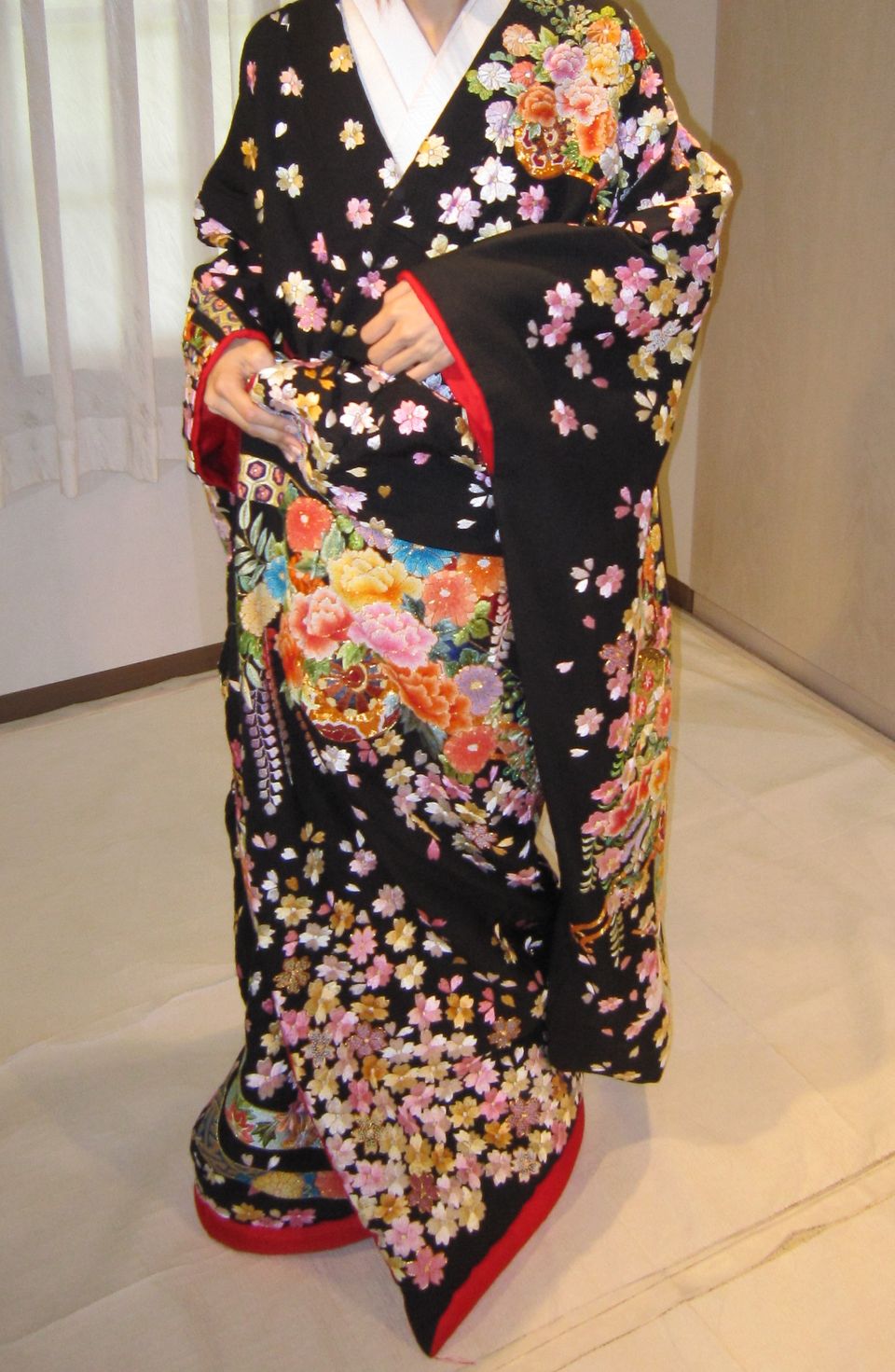 刺繍で豪華な色打掛