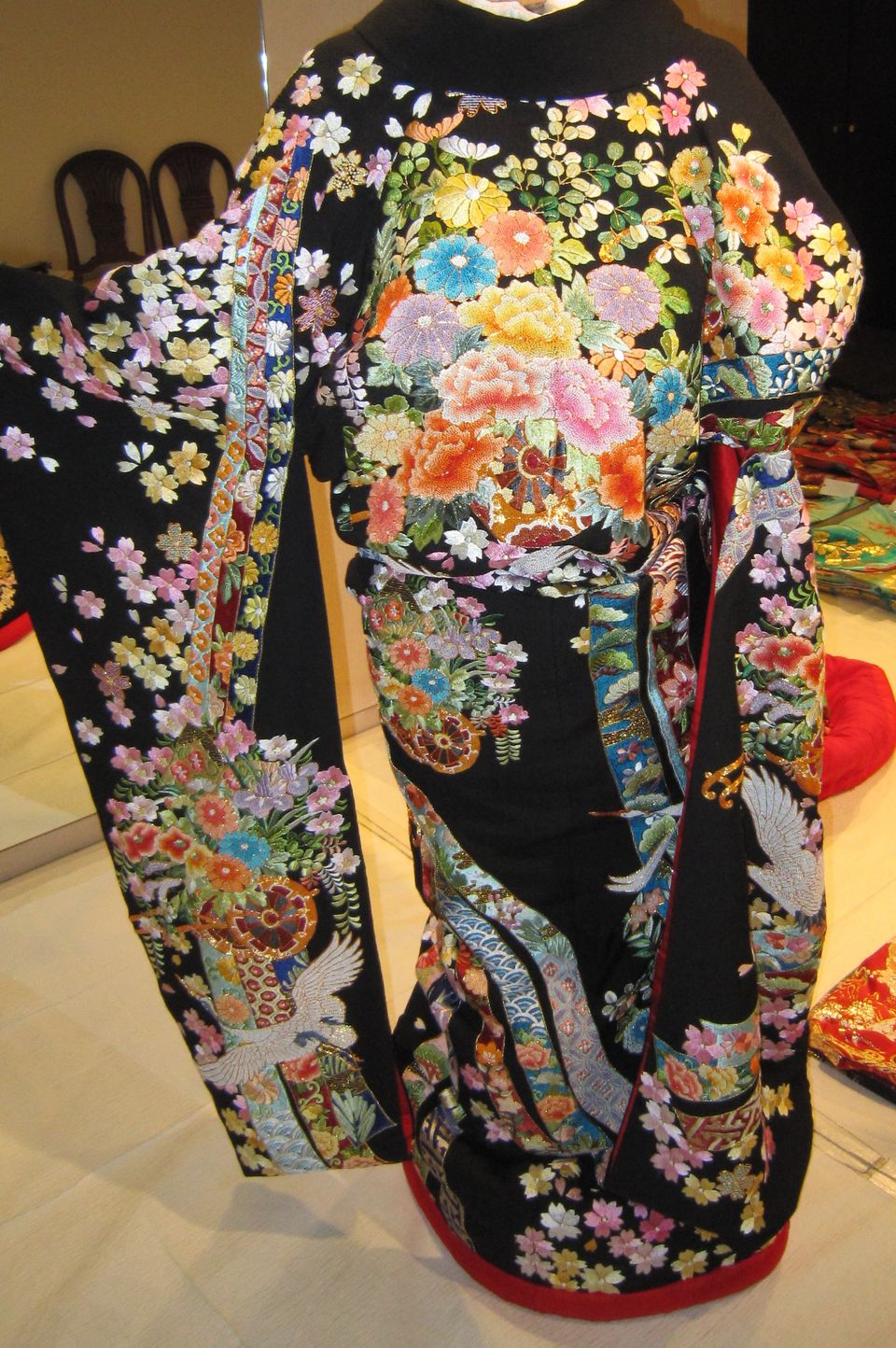 刺繍で豪華な色打掛