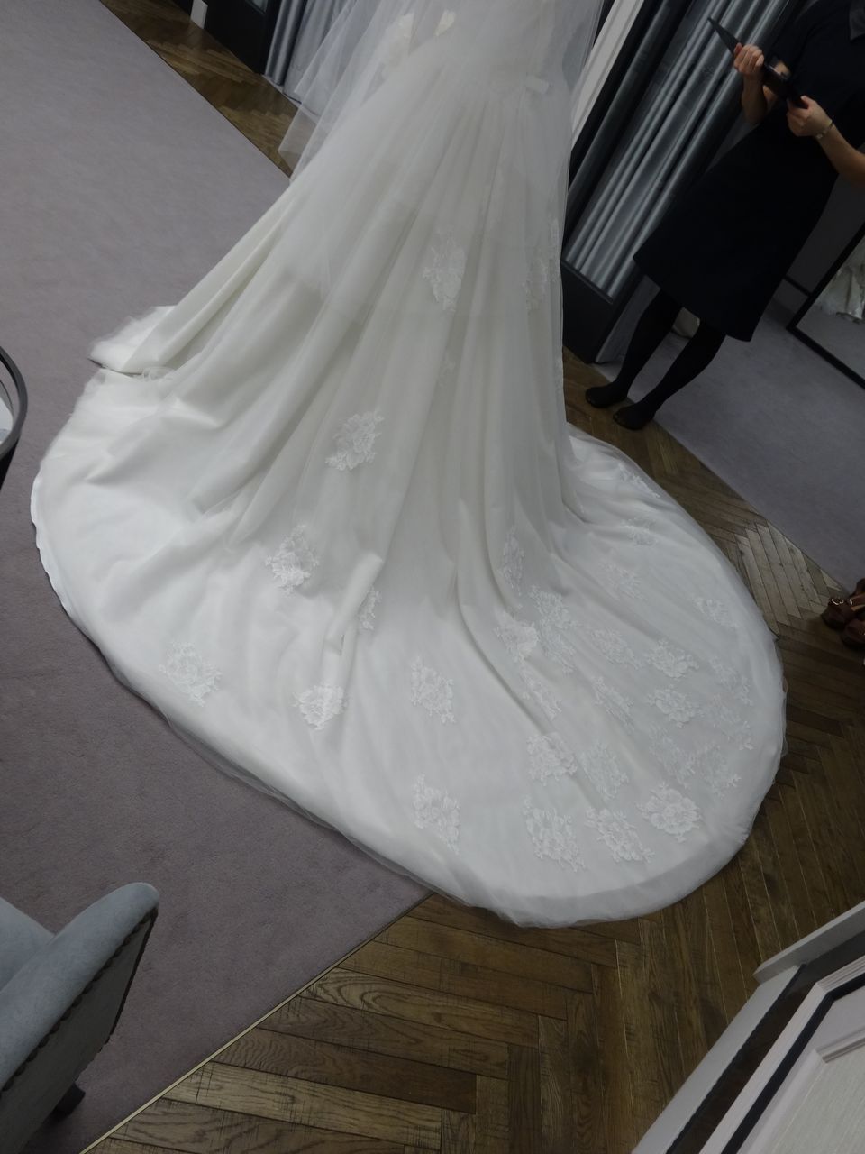 シンプルだけど装飾で表情を変えるドレス