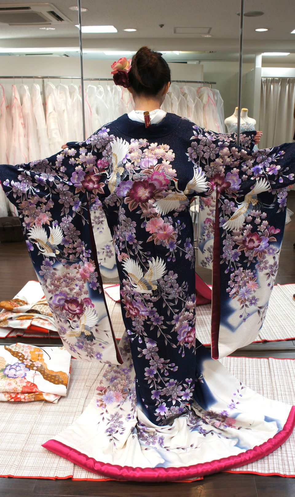 シルエットが美しい濃紺色打掛