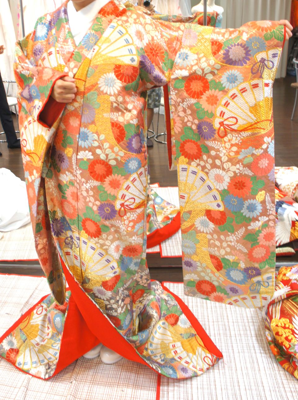 珍しい扇子柄がかわいい優しい色合いの色打掛