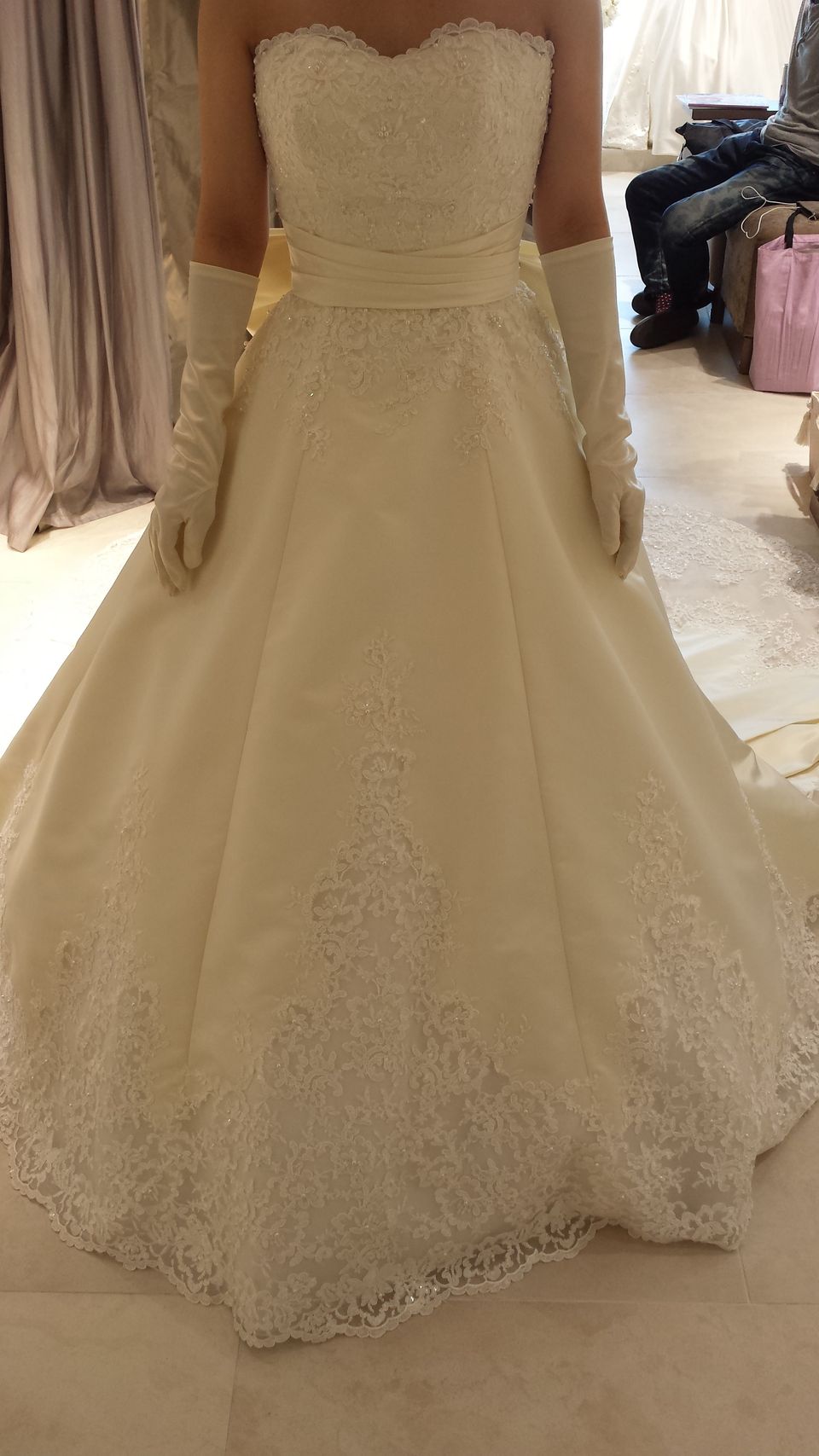 バックスタイルが美しく挙式映えするドレス