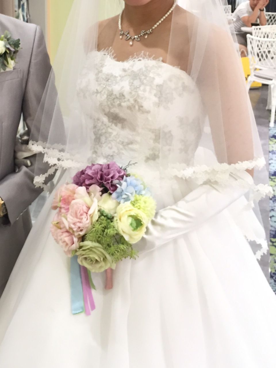 シルバーのフラワーデザインが目を引くきらびやかなドレスです！