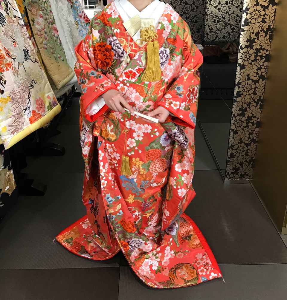 沢山の花が散りばめられた可憐な色打掛