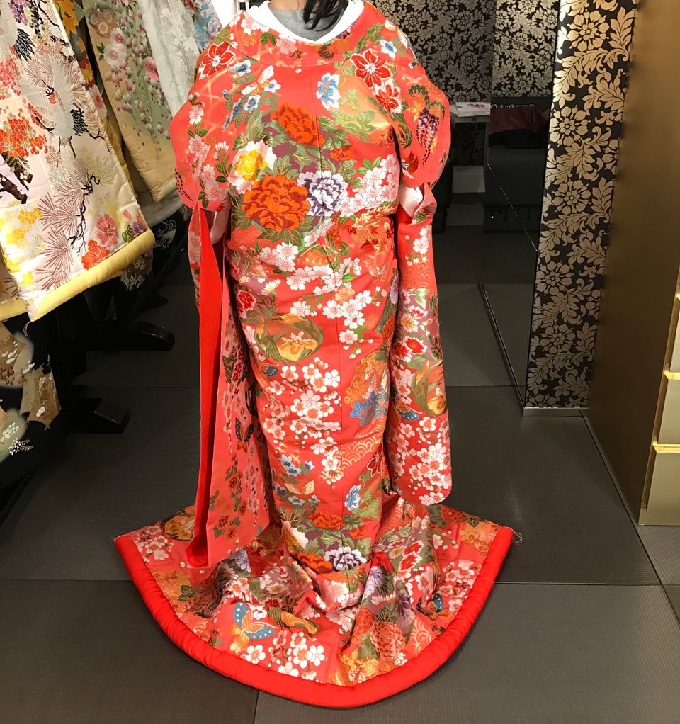沢山の花が散りばめられた可憐な色打掛