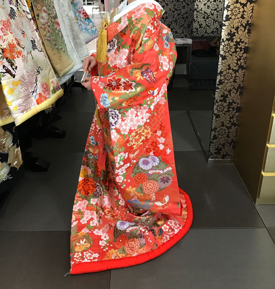 沢山の花が散りばめられた可憐な色打掛
