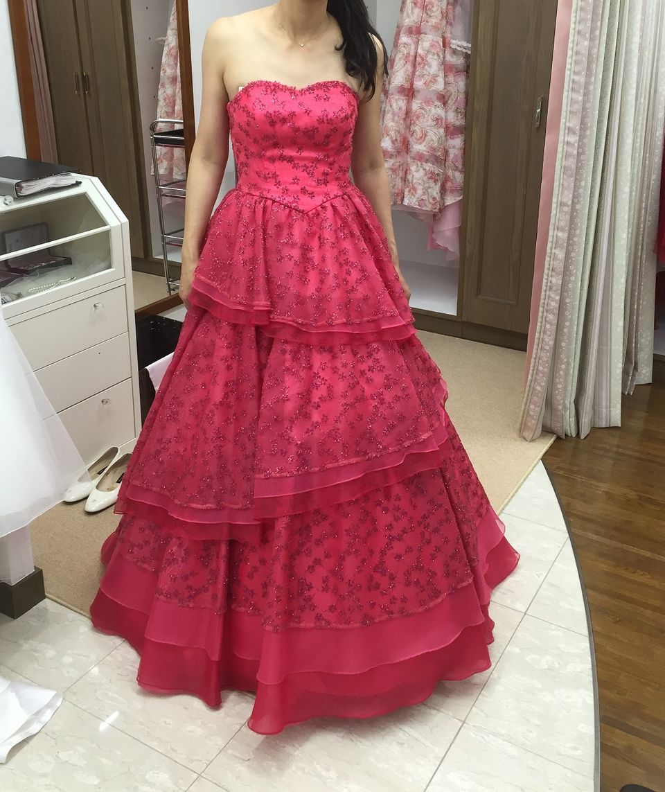 真紅の赤に惹きこまれる　シンプルラインのドレス