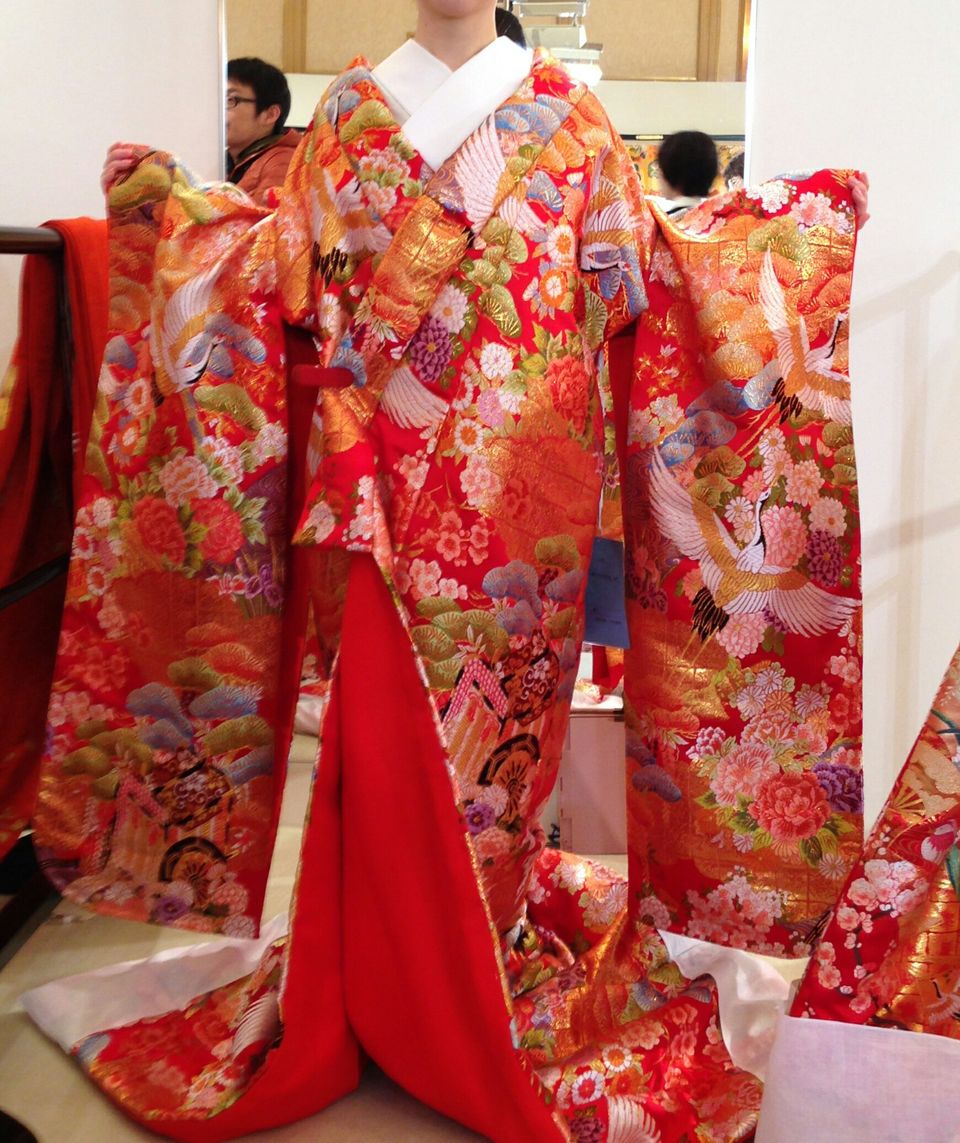 庭園に映える華やかな色打掛で、しっとり和装婚。