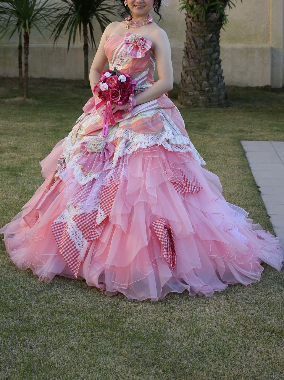 フリルたっぷりボリュームドレス。とにかく可愛いドレスを着たい！と