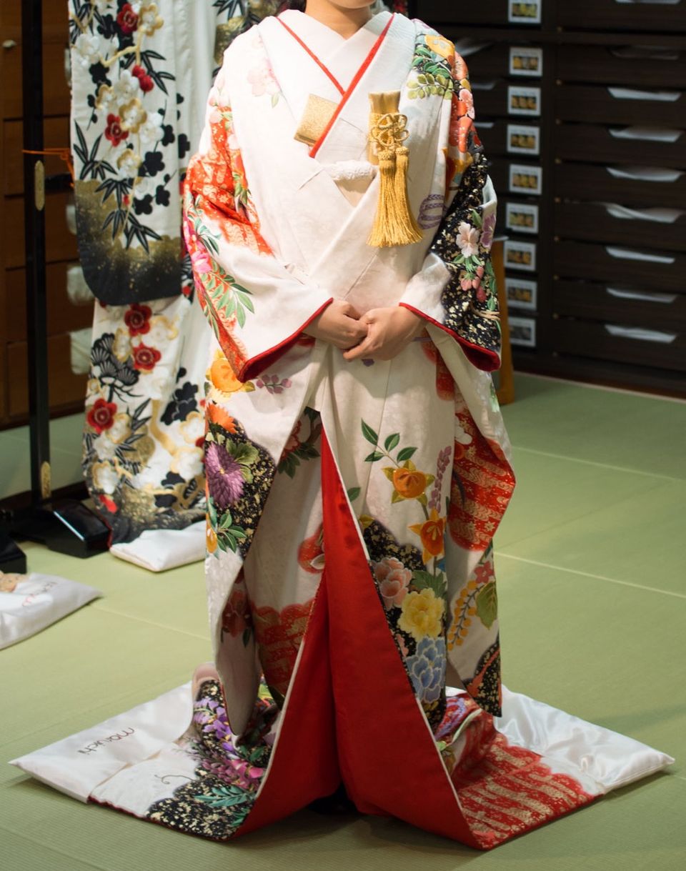 白生地に細かい刺繍の和装
