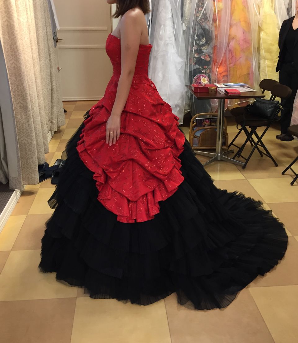 赤と黒のオシャレなドレス♡