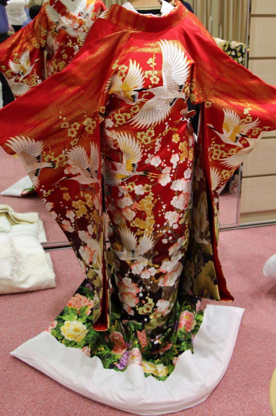 人気の高い赤×鶴の色打掛