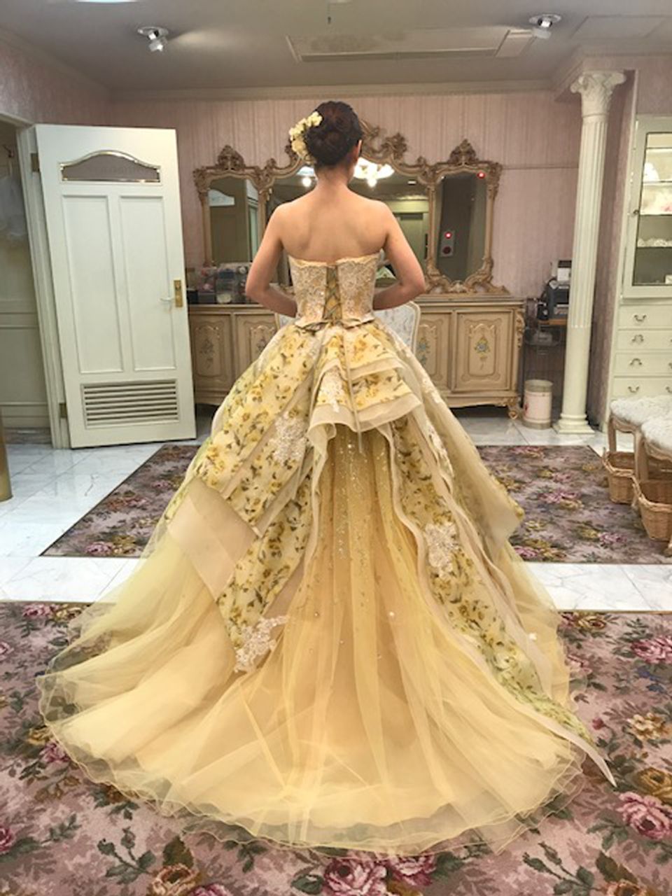 佐々木希コレクションの新作ドレス