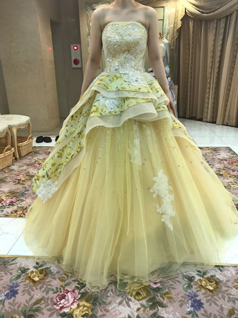 佐々木希コレクションの新作ドレス