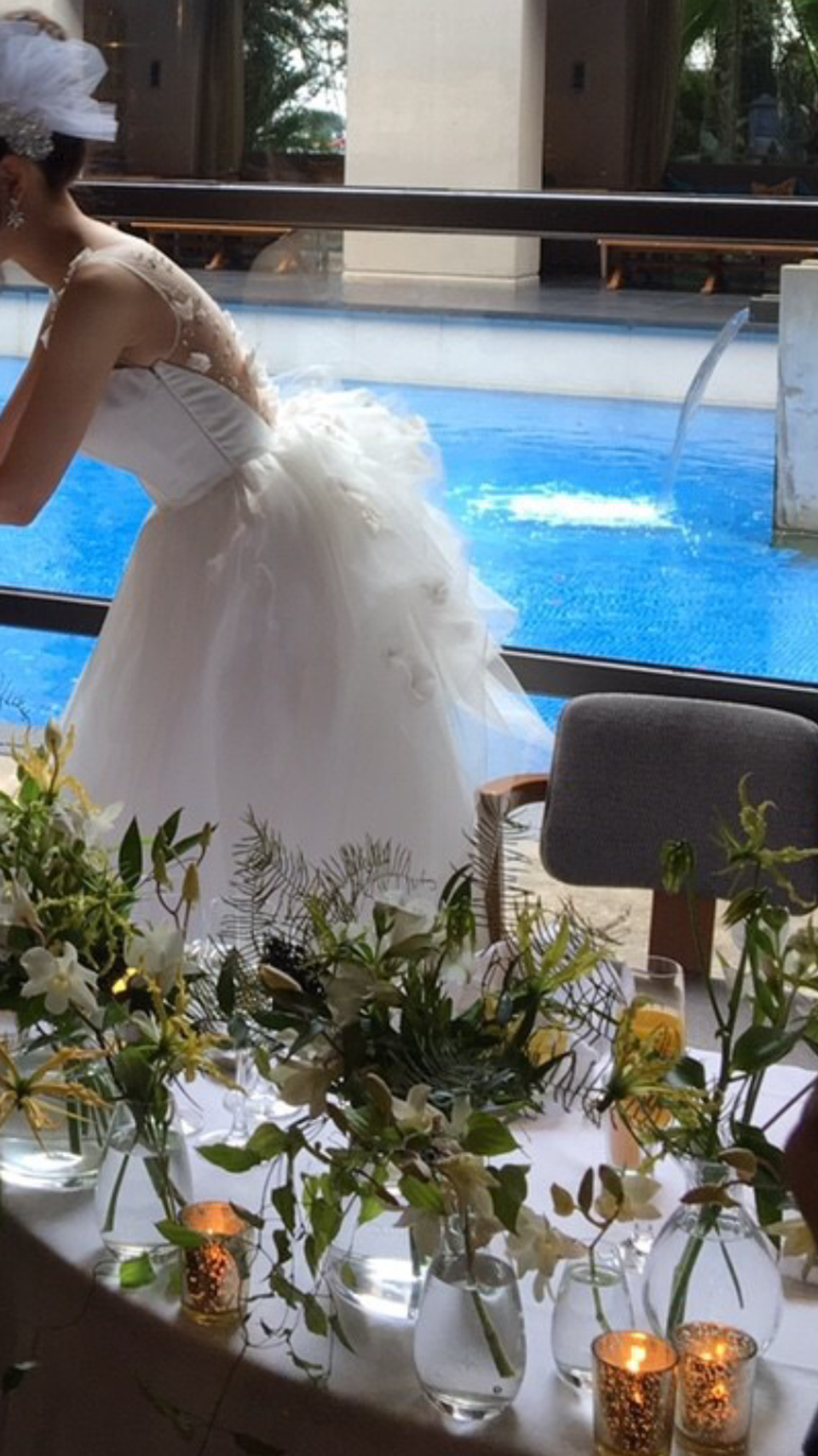 小花があしらわれた軽やかなドレス