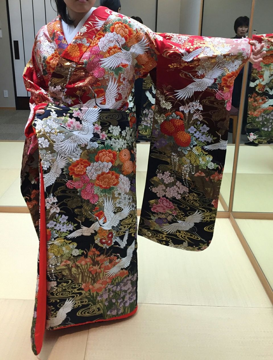 鶴が舞う赤い色打掛
