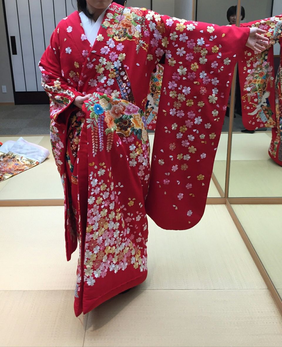 桜が散るちりめん色打掛