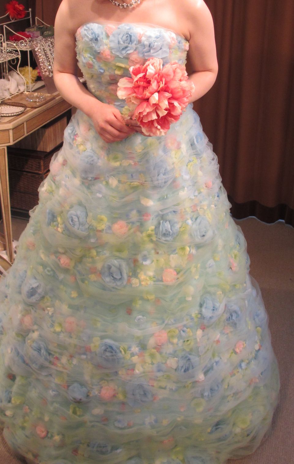 お花がいっぱい！個性的なドレス！