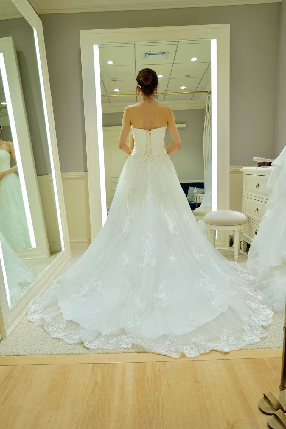 シンプルなレースデザインでリゾート婚にぴったり。