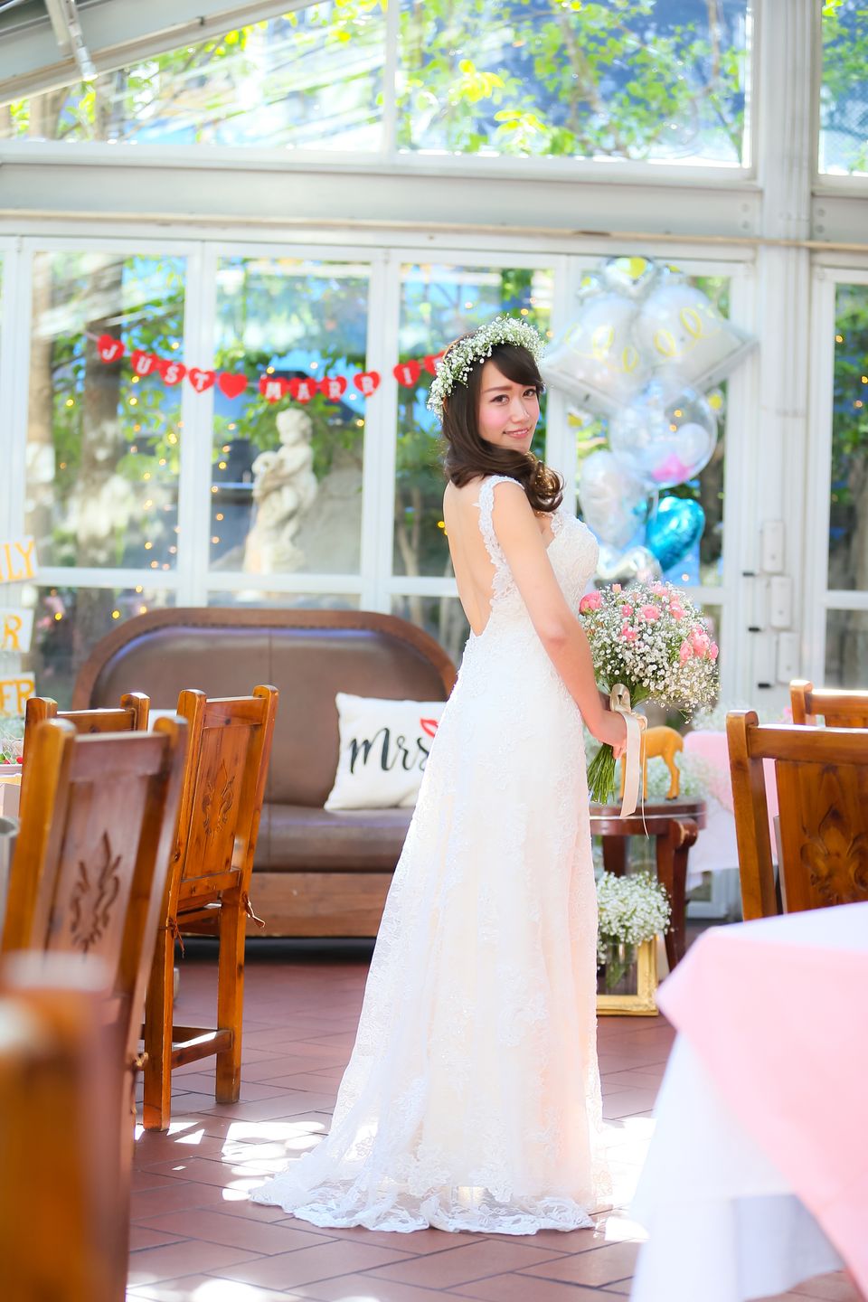 繊細なレース遣いに大胆な背中魅せスタイルが上品セクシー♡