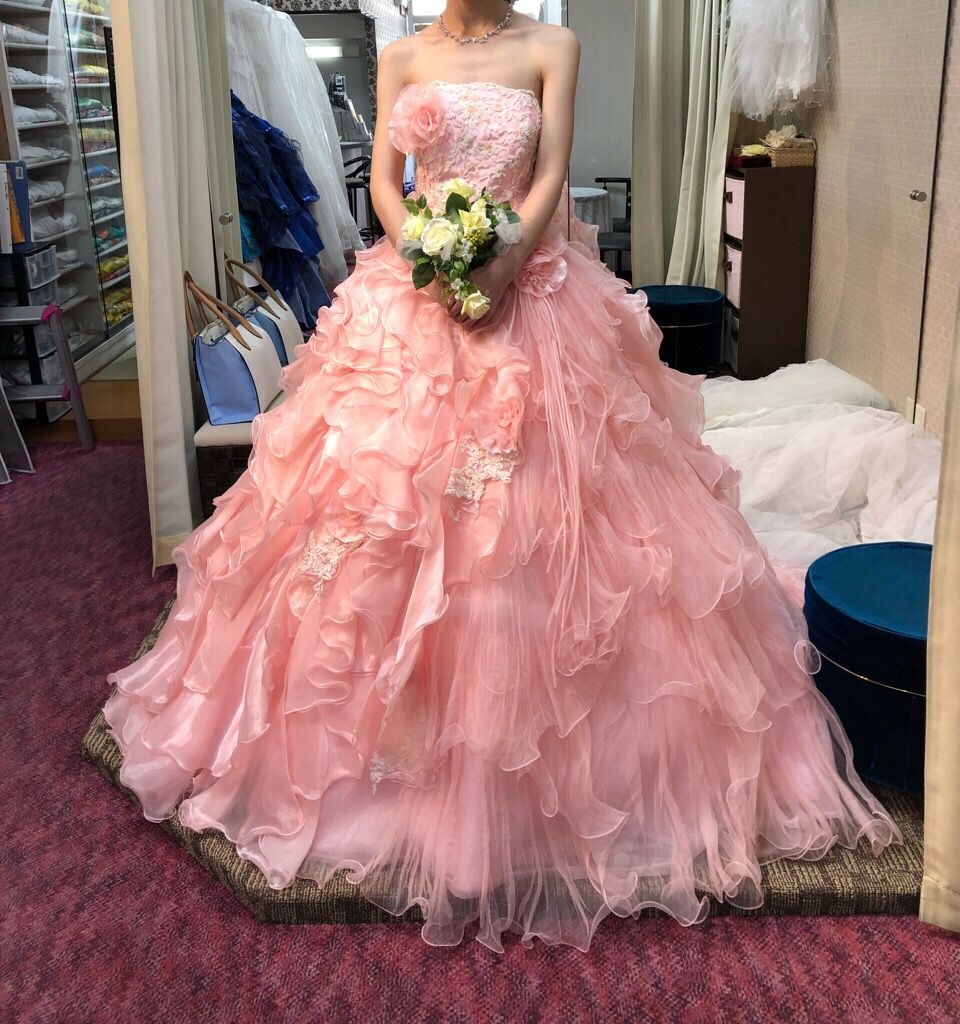 ピンク色ふわふわドレス。可愛らしいお色のピンク色でお姫様の