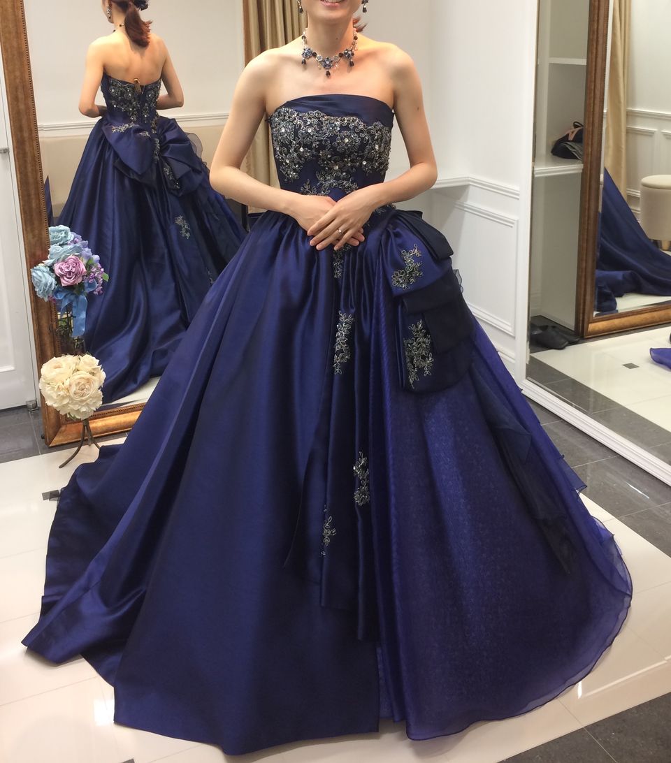 左右アシンメトリーの刺繍の綺麗なゴージャスなドレス