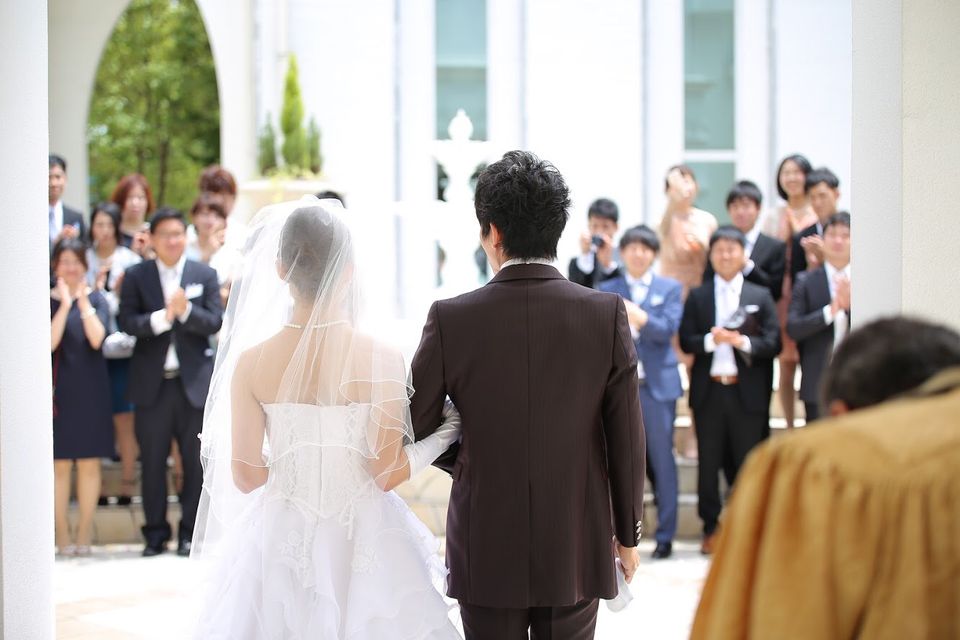 シンプルで可愛いフリルウェディングドレス