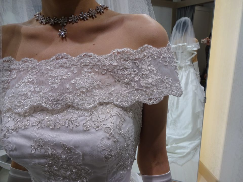 裾にフリルのあるオフショルドレス