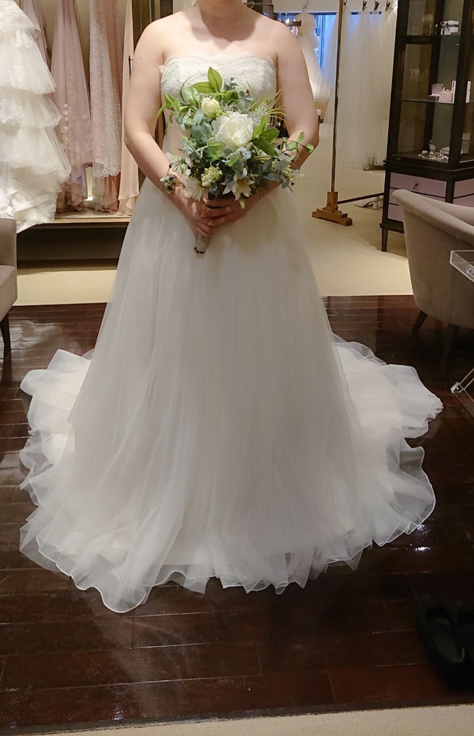 後ろ姿が華やかなベーシックなドレス
