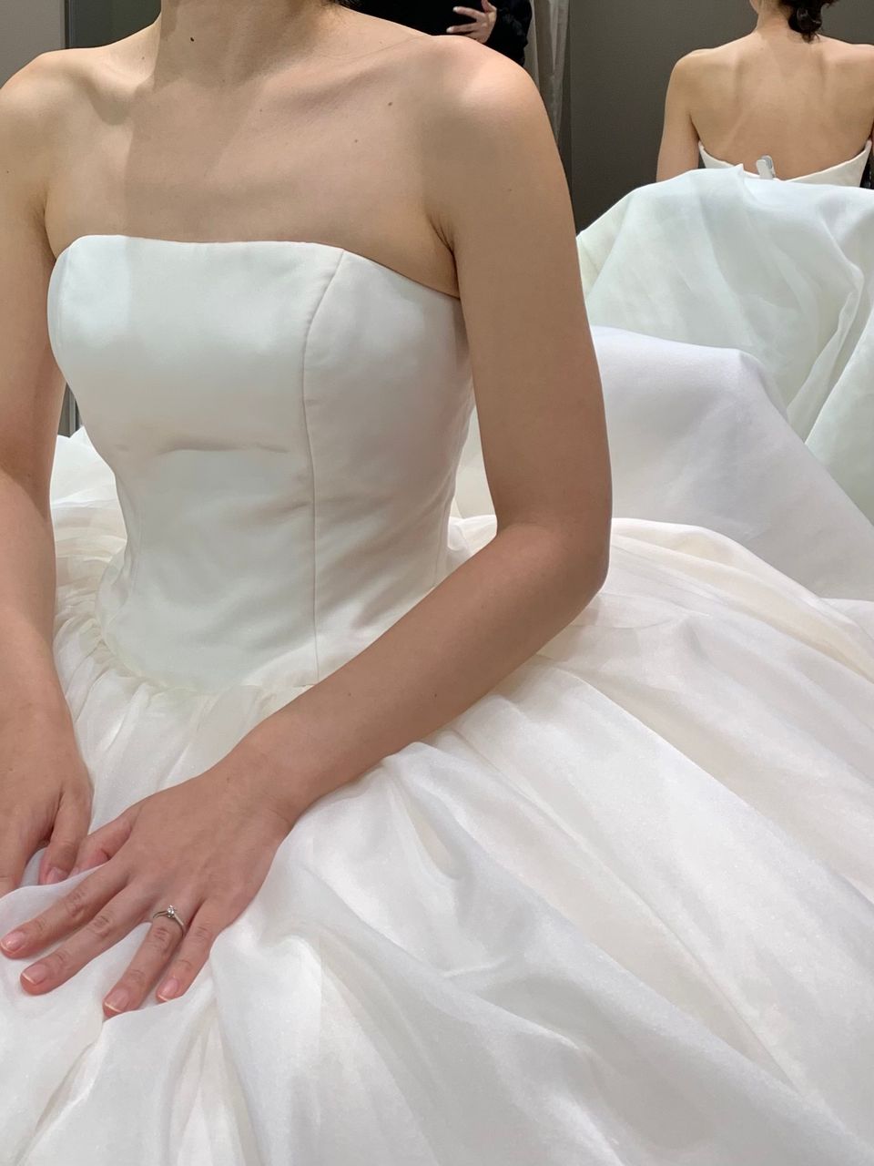 透明感あるレースに上品な華やかさのあるドレス