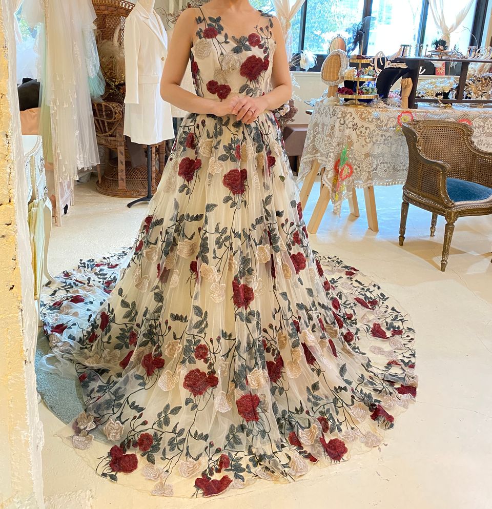 オシャレすぎる薔薇のウェディングドレス